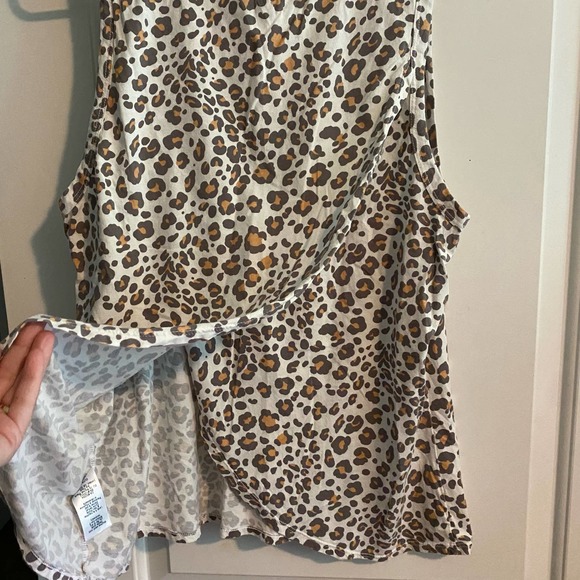 Dolan Animal Print Split Back Sleeveless Shirt Size XL - Picture 3 of 4